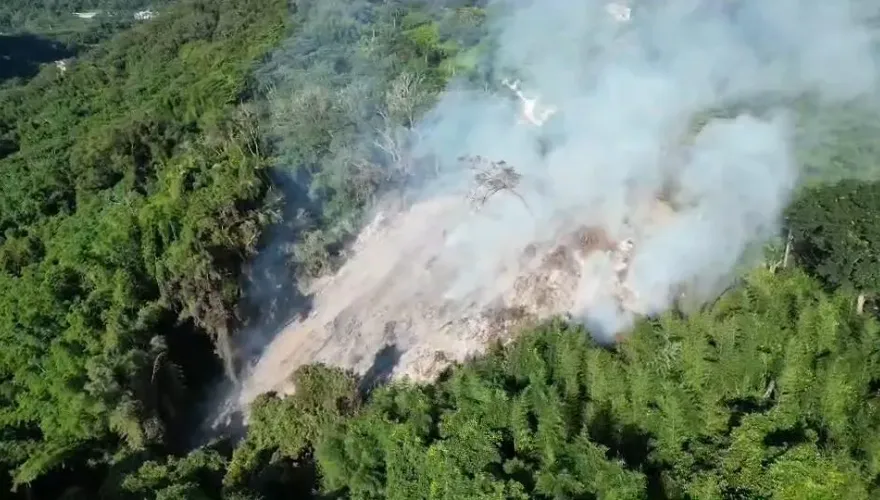 影/苗栗山林狂燒第3天！偷燒廢木害10消防員嗆傷　空拍影像超震撼