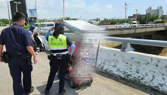 大太陽電動代步車突故障！　大叔曝曬暈眩、警神救援