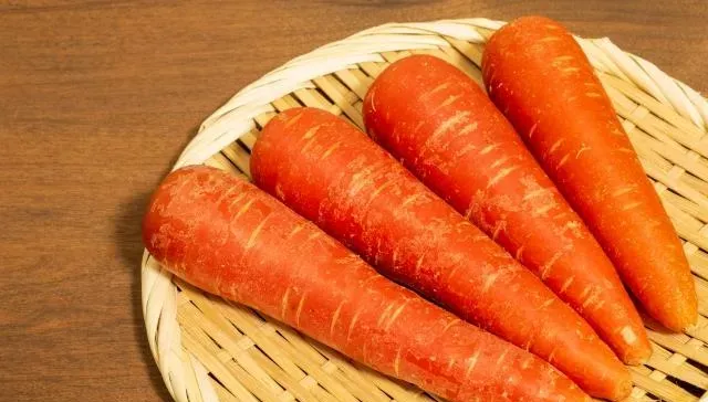 為減肥連吃3個月胡蘿蔔　她慘被染色變「小橘人」！