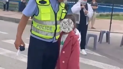 影/天兵媽送孩參加高考卻「忘了另一個」　小女兒被留在現場焦急求助警察