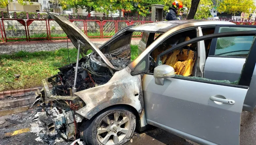 影/台中南屯火燒車意外！她驚覺愛車「異常抖動」 急停下　整輛秒起火嚇歪