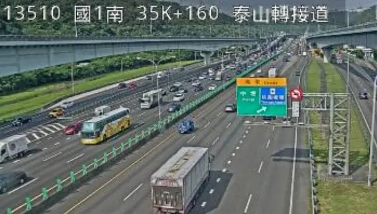 快訊/國1泰山段「5車追撞」！後方慘堵車「一路塞到桃園」