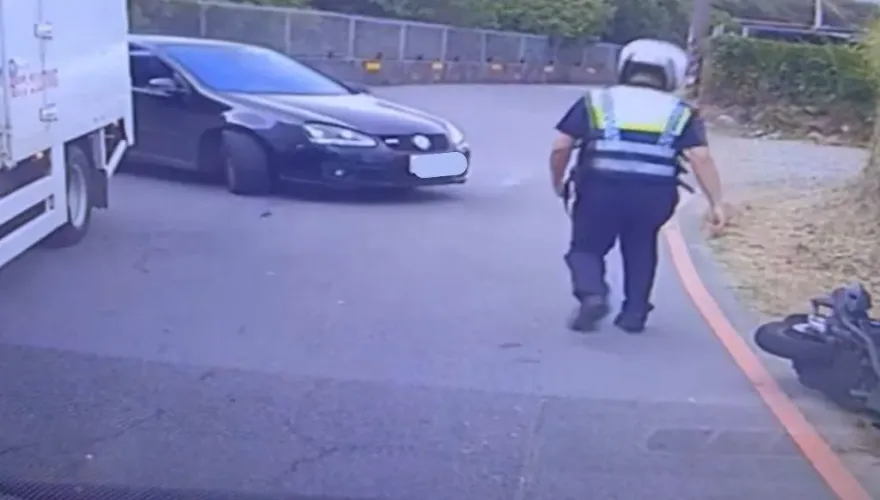 影/先撞貨車「再撞倒警察」女嫌落跑！網嘆：只能放走以免又被記過