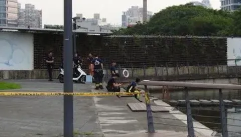 板橋公園池塘驚見男浮屍！頭部向下漂50公分深池塘　警：疑洗瓶子意外跌落