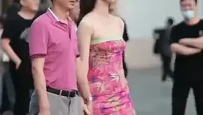 影/「陸國企領導不倫戀」 白富美小三超狂背景被起底　同款洋裝網路賣翻