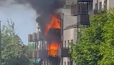 影/倫敦5層樓公寓陽台突竄惡火　警消急派60人到場支援