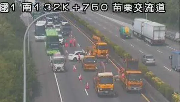 快訊/施工緩撞車遭追撞！國1南下132.7K爆車禍　占用內側2車道回堵1公里