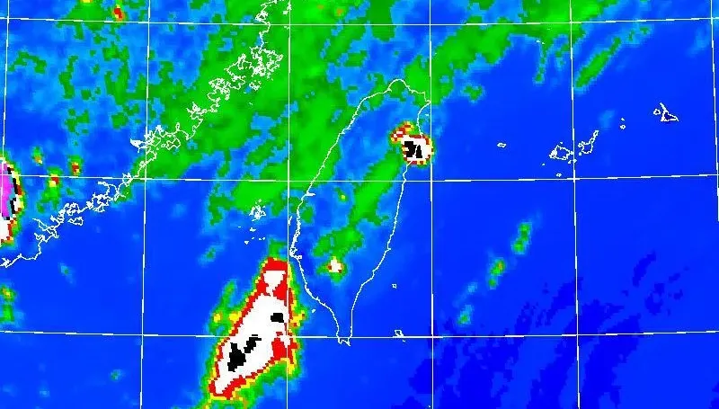 出門記得帶傘！氣象局對14縣市發佈「大雨特報」　雨炸到晚上