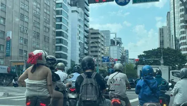 去洗澡的路上！「馬尾妹」一片浴巾坐機車 　這背殺、2.5萬人嗨翻