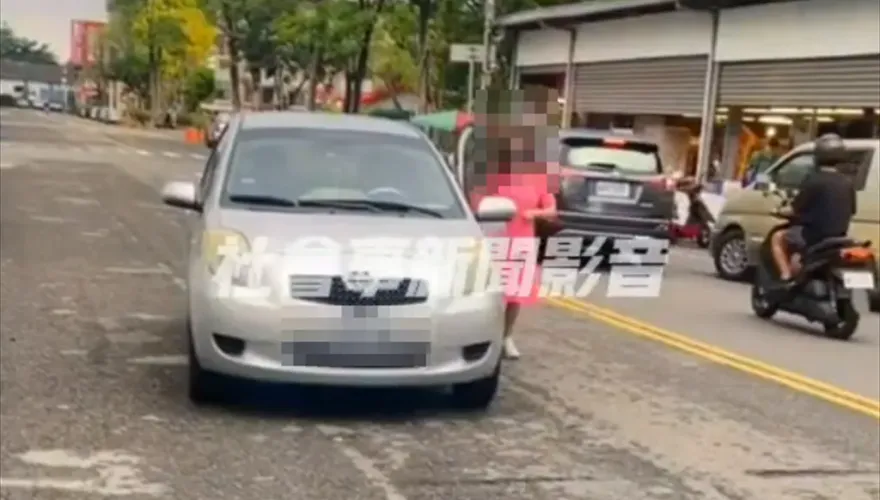 馬路都是我的停車場！女駕駛疑為購物霸氣停車「路中間」　恐吃3.6萬罰單