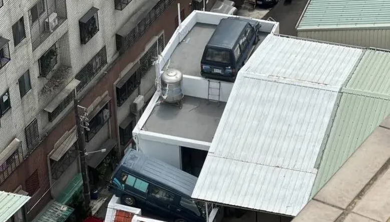 台中透天厝驚見「頂樓雙車位」！2輛廂型車當倉庫用　「車尾懸空」嚇壞民眾