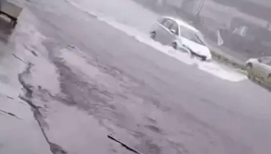 快訊/雨彈炸全台！汐止淹大水　車泡水裡「幾乎滅頂」…現場慘況曝光