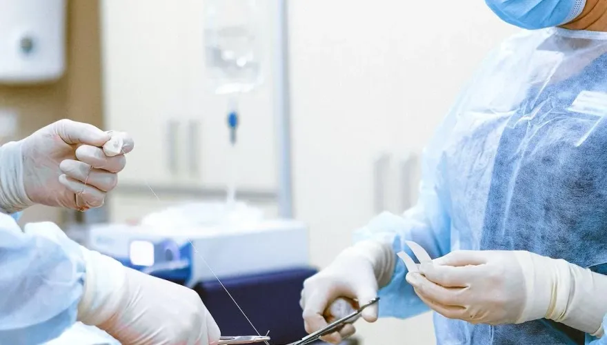 她接受膝蓋手術卻見「左腿被截肢」！醫躲1週才出面坦承疏失