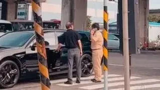 軍車「路口開戰」千萬賓利　擦撞結果曝！網虧駕駛兵：要幹到最大年限了