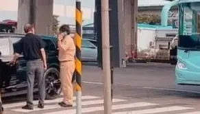 兵當不完了？軍車擦撞千萬賓利　網虧：全體納稅人共同刮到的