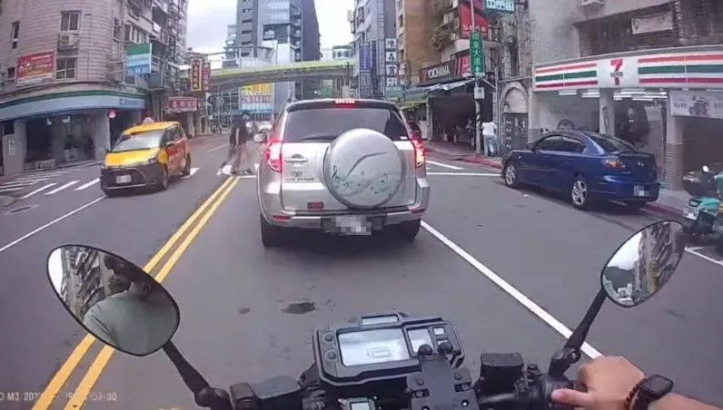 影/台北又見行人地獄！男女走斑馬線　轎車突竄出「按喇叭疾駛」…最重下場曝