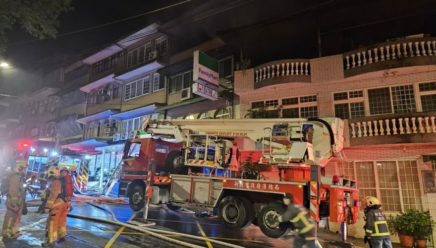 影/新店透天厝深夜驚傳祝融！1男子重傷送醫急救