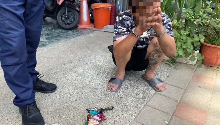毒蟲違停遭按喇叭…「爆氣追車怒砸」被逮身上搜出安非他命