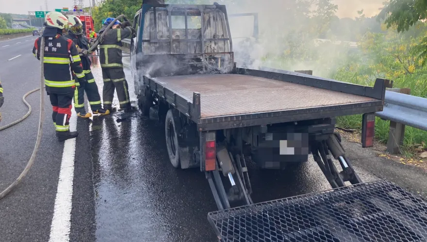 影/國3南下梅山段驚傳火燒車！貨車自燃燒到剩骨架　幸駕駛及時逃脫