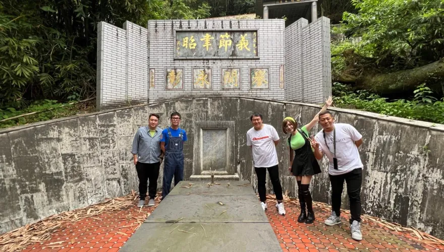 草爺攜錢小豪拍片走訪墓園 驚傳「好兄弟獻聲」探班！