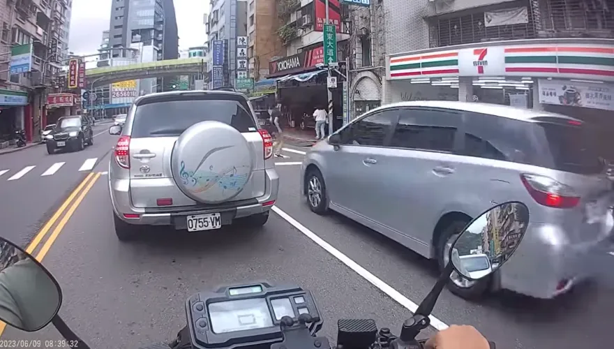 行人地獄？過斑馬線突遇急駛車按「叭叭」　生死一線間