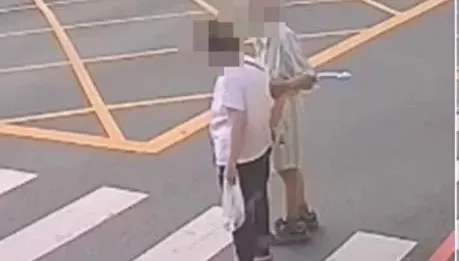 行人地獄未變！台南老夫婦路口呆站90秒「沒車要讓」　網嘆女童遭撞命案「風頭過了」