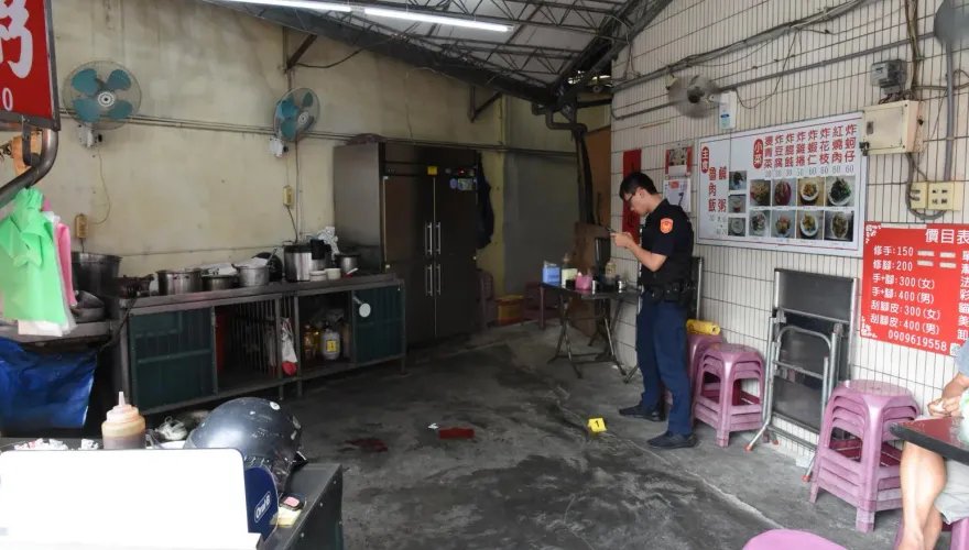 快訊/槍擊現場畫面曝光！鹹粥店老闆娘左胸中槍送醫不治　警全力追緝槍手