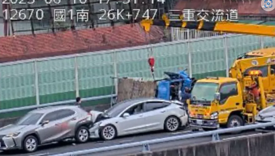 快訊/國道五楊高架北向驚傳3車連環追撞！　小貨車駕駛受困車內…3人受傷送醫