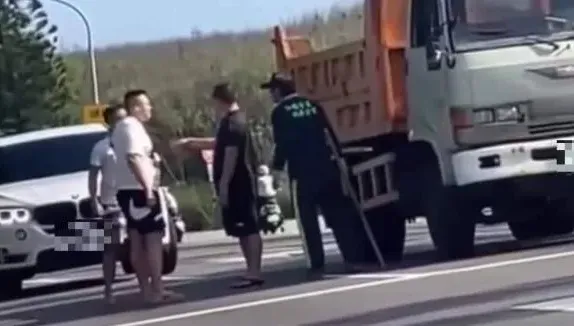 澎湖又爆遊客司機路怒症衝突！「起火點」疑不滿沒戴安全帽遭按喇叭示警