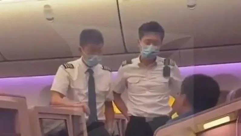 航班因救人延誤3hr　陸男等太久機上大鬧…乘客怒轟：滾下去