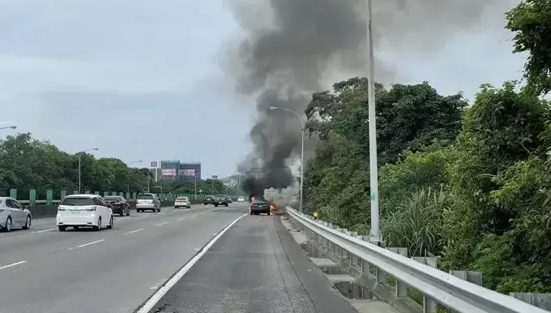 快訊/國3南下龍潭段火燒車成廢鐵　駕駛機靈逃生躲死神