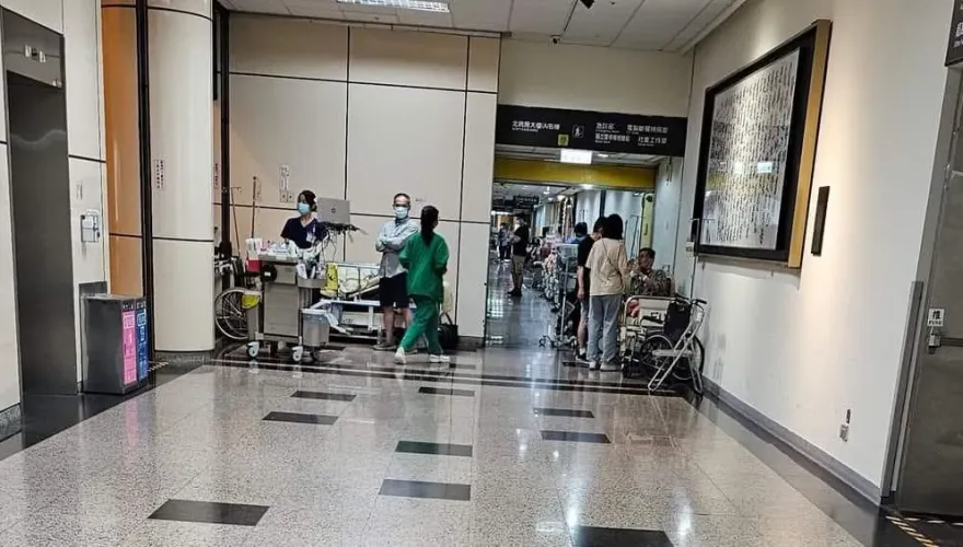 待床數近百人！台大醫院急診滿到電梯口　醫酸「台灣沒缺床」是幻覺