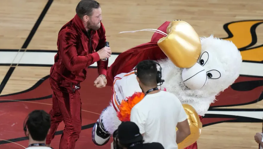 影/熱火吉祥物超無辜！連挨前UFC冠軍兩拳　被送醫急救