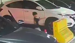 影/天母停車場驚現「天坑」？ 120公分高男童掉入180公分深污水池　險遭滅頂