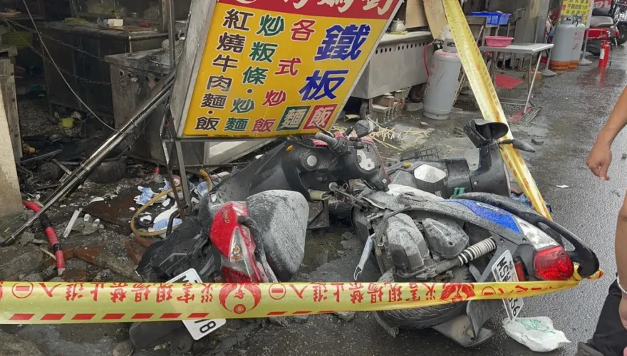 快訊/屏東機車撞進小吃店！瓦斯桶「倒地氣爆」5人受傷送醫