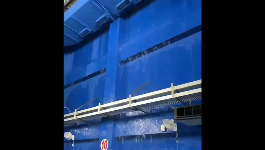 影/高雄暴雨「大秘寶+1」？鳳西羽球館漏水驚見「一面瀑布」
