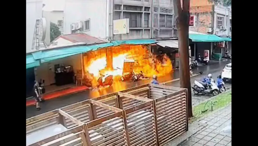 影/火球畫面曝！機車逆撞進小吃店　僅27秒瞬間陷火海