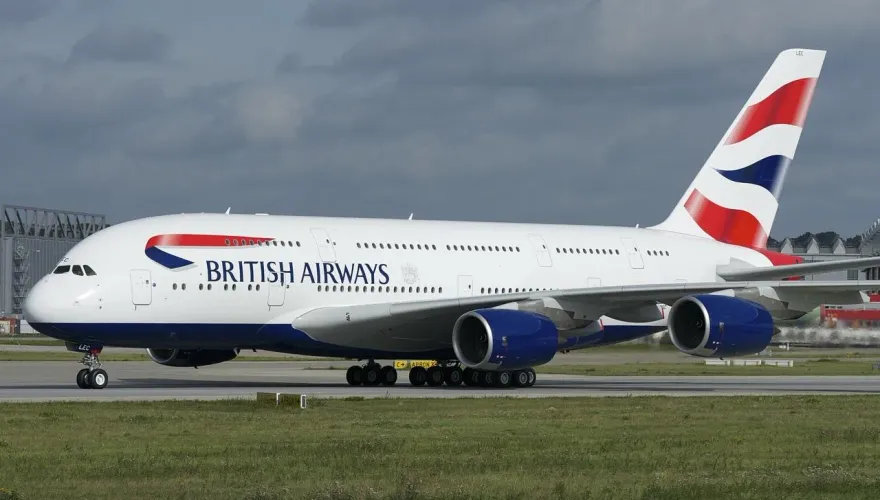 英航菜鳥空姐誤觸「逃生梯開關」　耽誤航班5小時致公司損失193萬