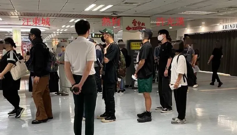 搭飛機一次巧遇3大咖男星！私下零互動　乖乖排隊畫面曝光