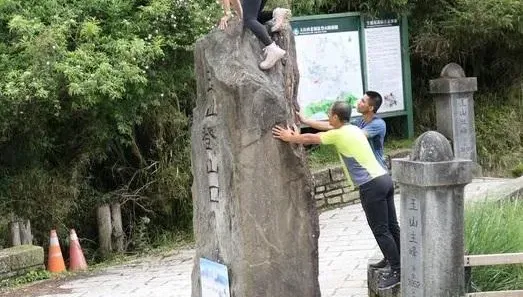 網美？亡美？她危攀「玉山登山口石碑」被罵爆　玉管處：無法可罰