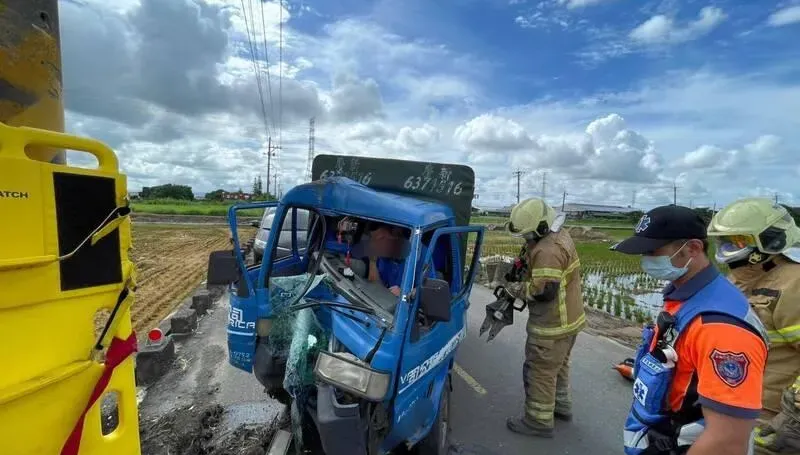 快訊/柳營酪農區小貨車打滑撞電桿　車頭變形！駕駛緊急救出