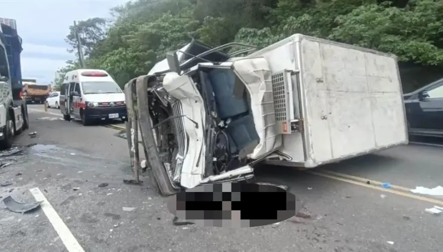 快訊/台東金崙大橋對撞車禍！小貨車逆向撞車翻覆　駕駛命危