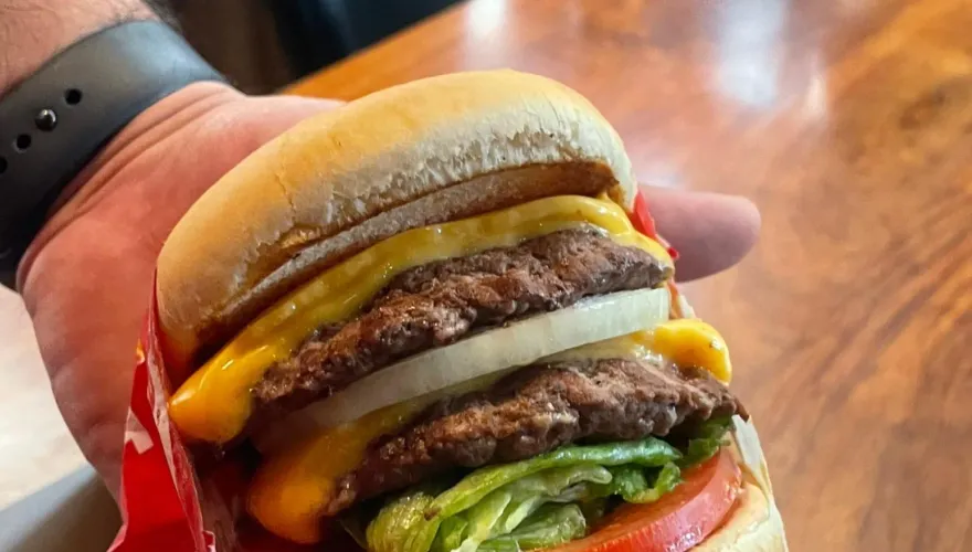 影/「In-N-Out漢堡」秒殺沒通知！千人不知情烈日下苦等　衝「漢堡王」怒吃