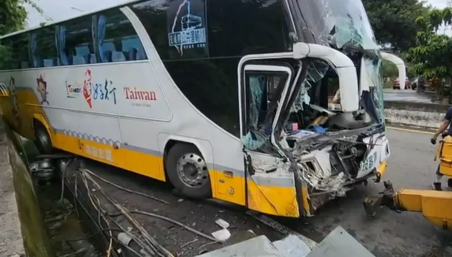 南投客運深夜自撞護欄！車頭全爛　還墜溝摧毀電箱「至今仍停電」