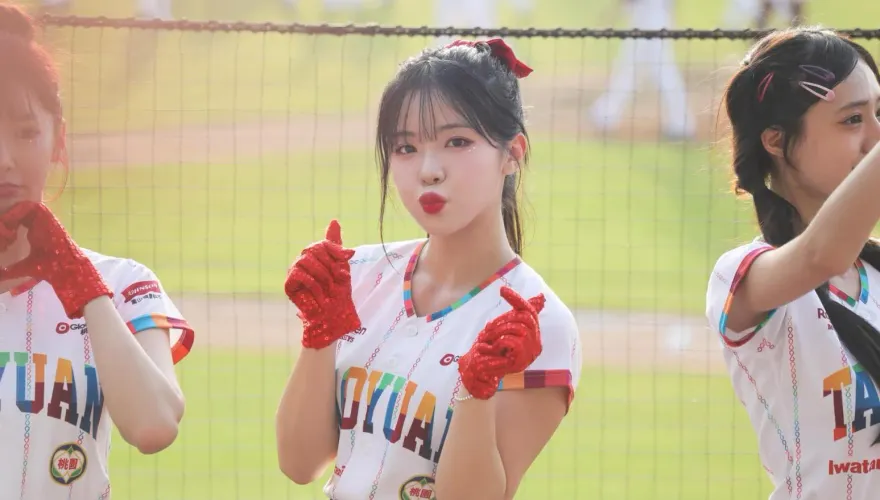 李多慧尬樂天女孩！全猿主場「辣年糕趴」開球舞鬥