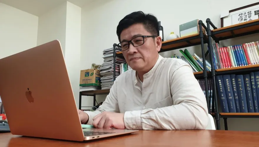 控鄭宏輝「掏生殖器要求口X」強吻猥褻她　受害女秀LINE對話：想約砲嗎