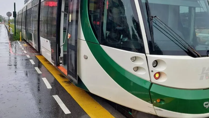 一時緊張才跑掉！擦撞高雄輕軌列車肇逃婦人找到了　警方追究責任