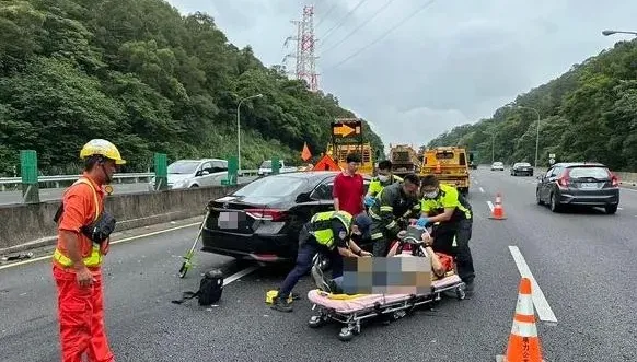 快訊/國3北上75.9K多元小客車車禍釀2傷　乘客命危送醫搶救