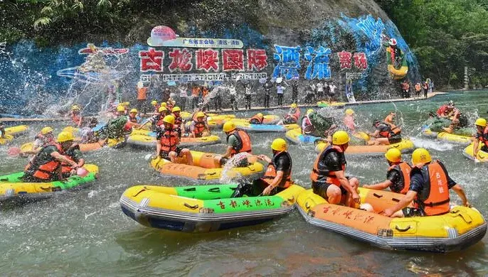 戲水消暑好誘人！警方一周內於「漂漂河」逮5名通緝犯　穿著泳褲就被抓