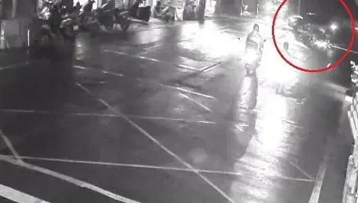 影/少年無照雙載被汽車嚇到自摔　騎士摔斷腿還害乘客脫臼